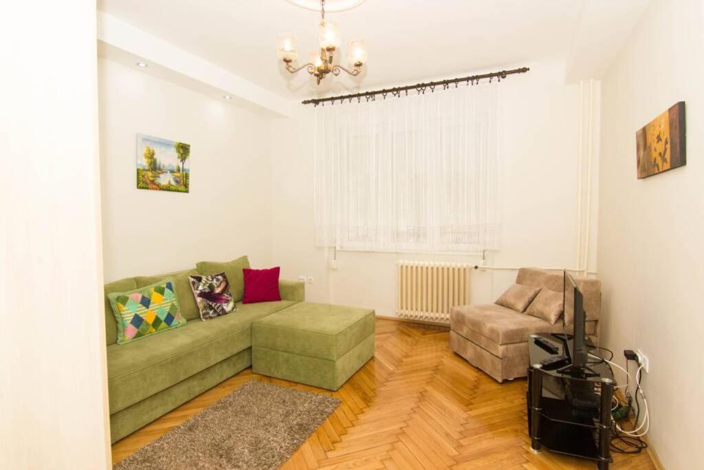 U In Apartment *
